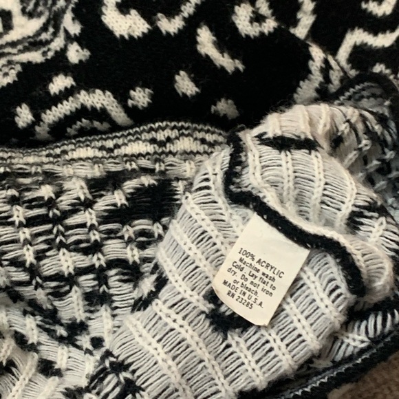 Vintage 80’s ADELE Acrylic Black & white Geometric Flower Sweater - Picture 5 of 14